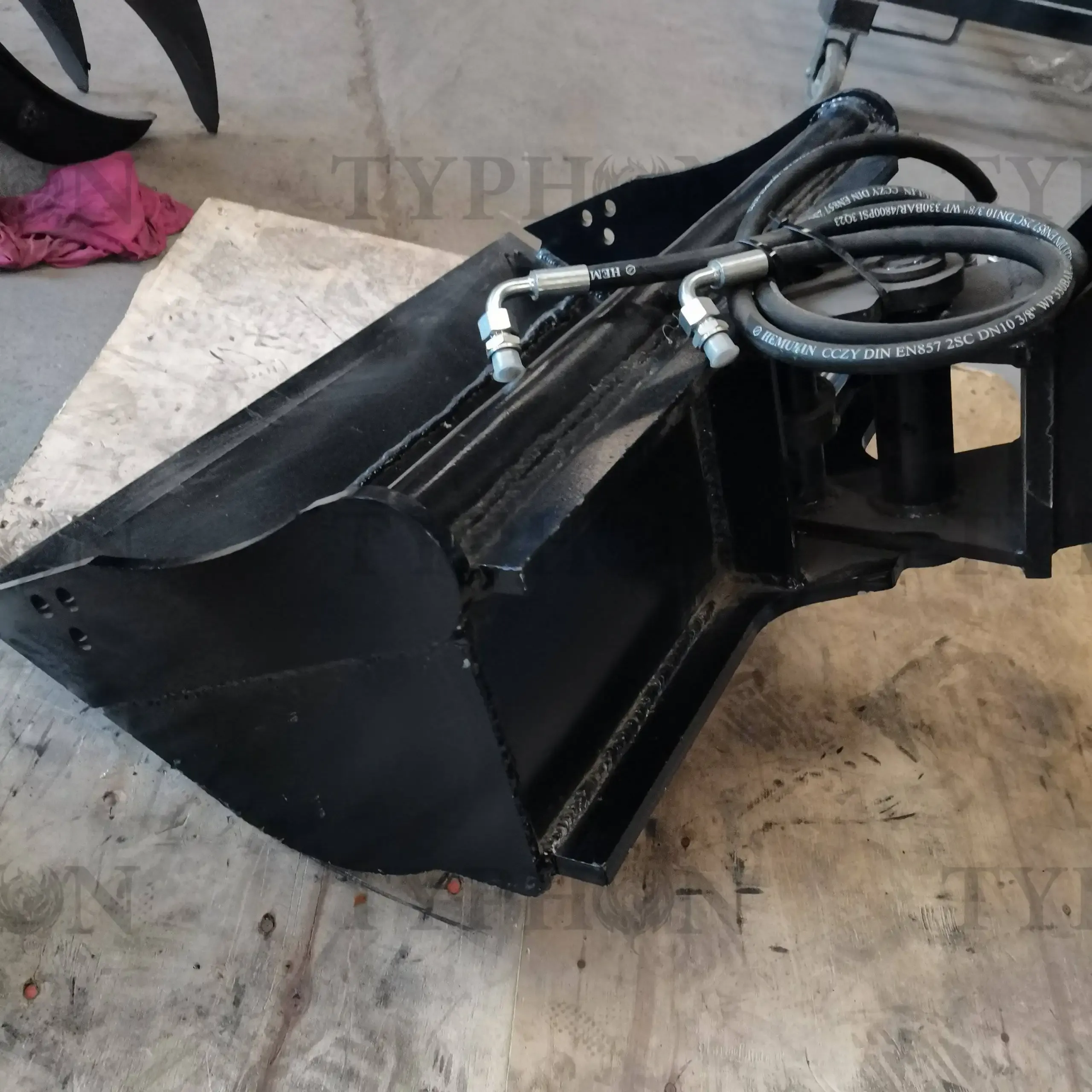 2.5 Ton Excavator Attachment Hydraulic Tilt Bucket 800mm Tilting Bucket 31 inch - Image 2